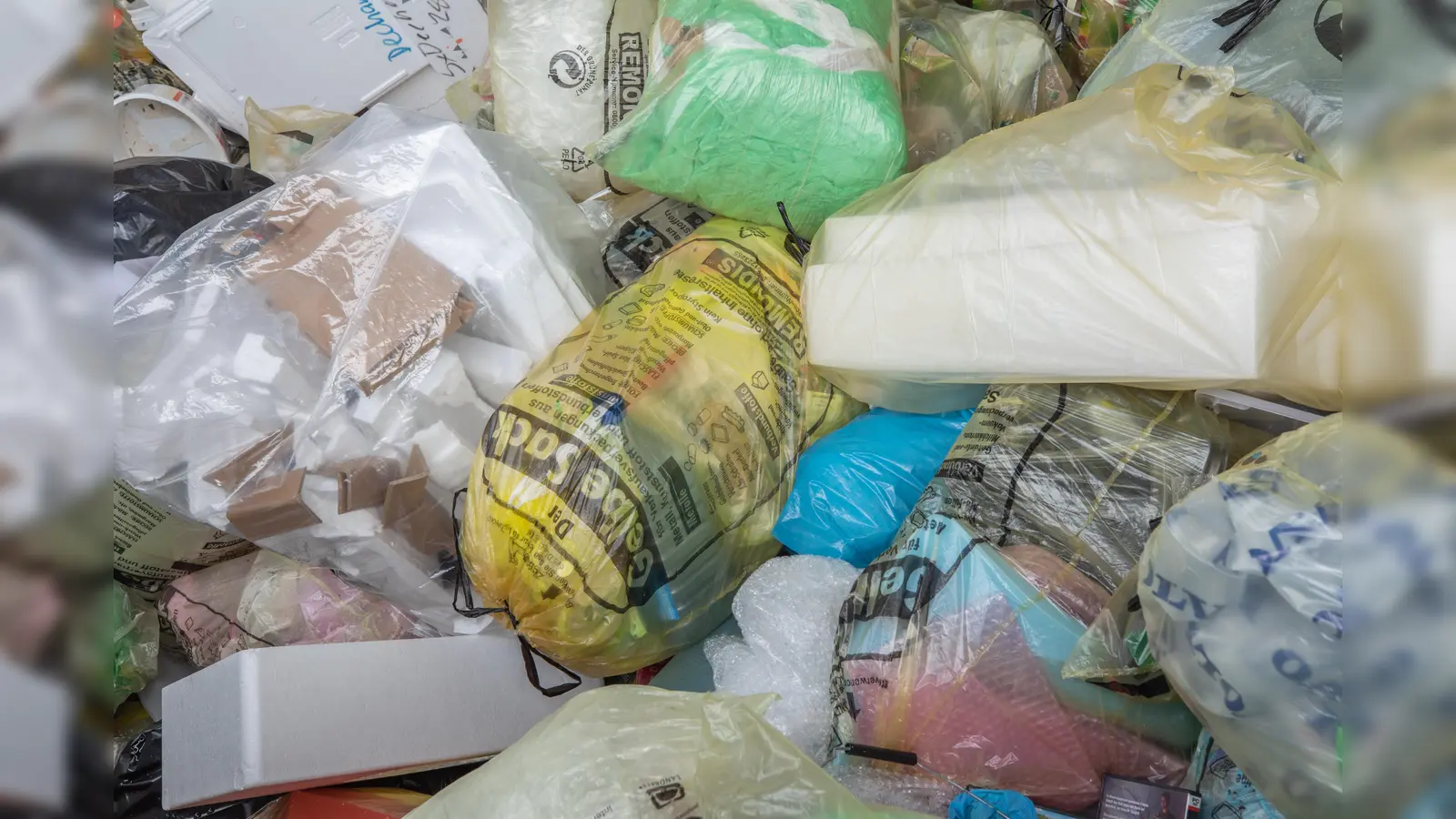 Styropor kann ab sofort in den Gelben Sack gegeben werden. (Foto: Harry Zdera)