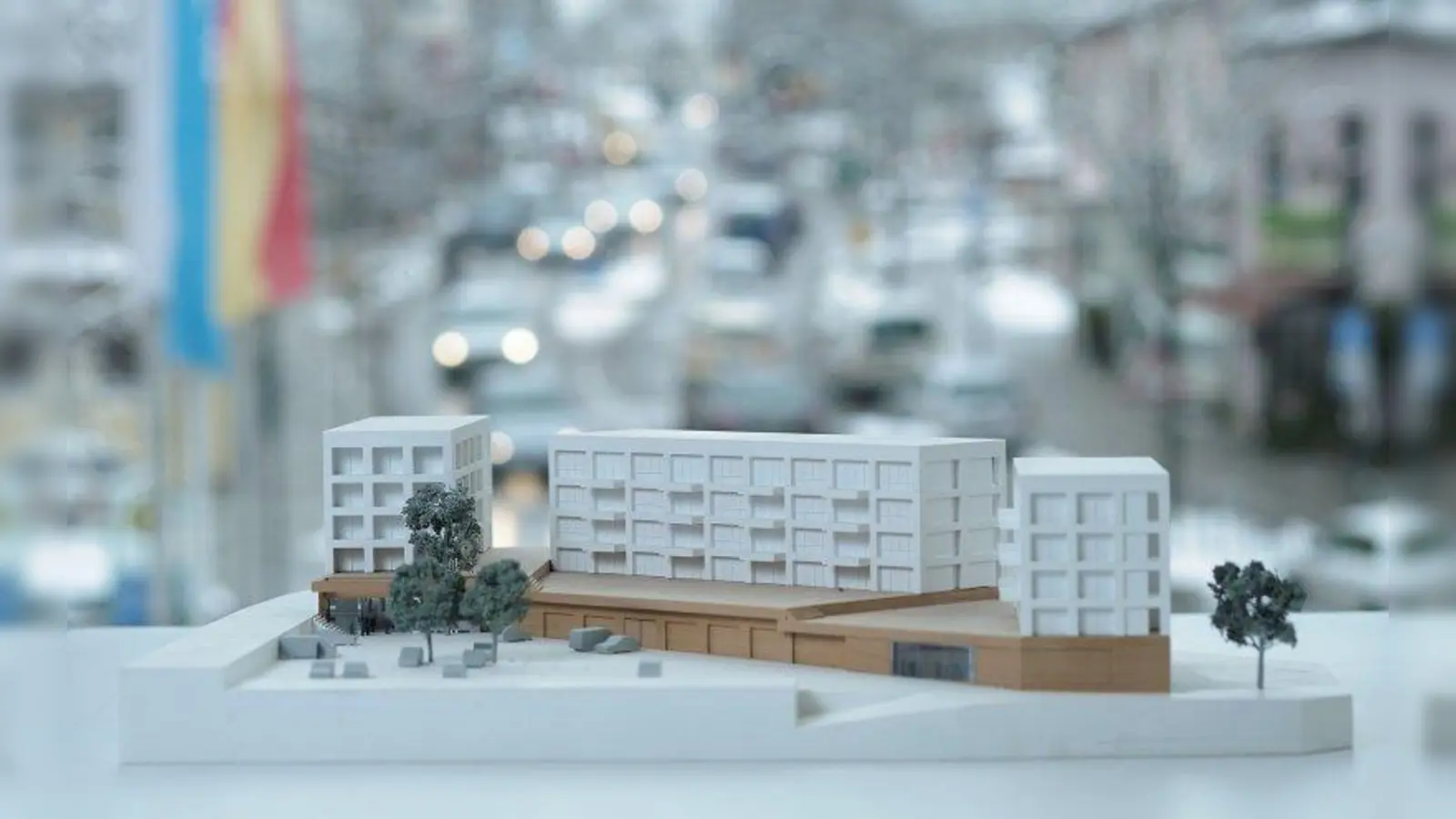 Pro oder Contra? Am 15. April sollen die Gautinger entscheiden, ob die Bebauung am Bahnhof mit 60 Wohnungen, Edeka, dm-Markt und Büros kommen soll oder nicht. (Foto: Schubauer v. Jena)