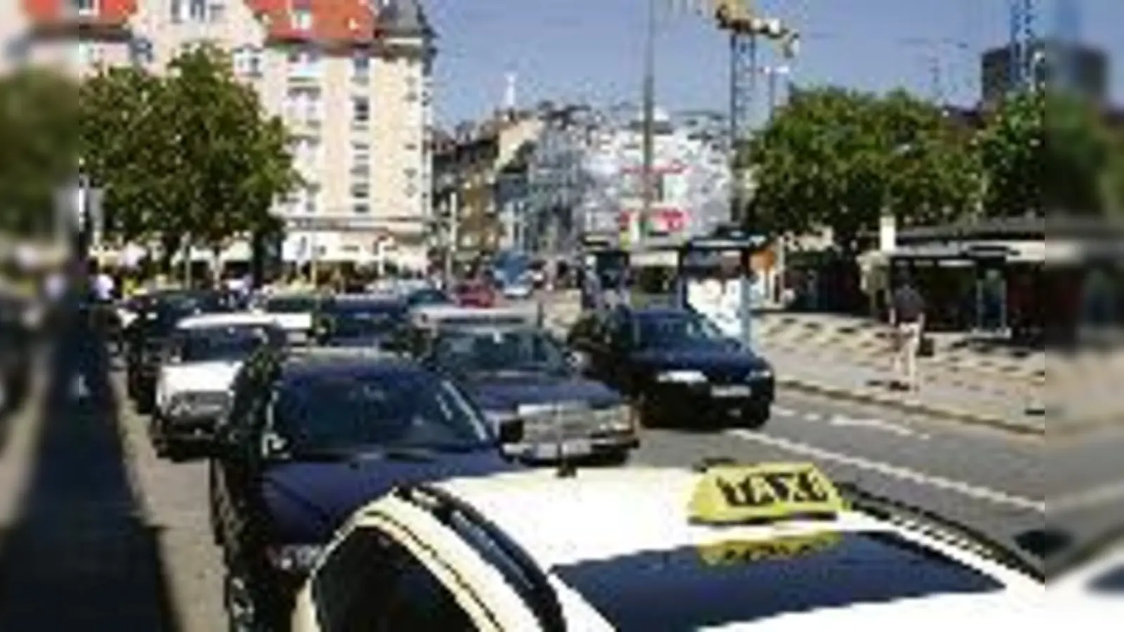 Parken in der ersten Reihe, parken in der zweiten Reihe  am Kurfürstenplatz sollen Anwohnergaragen Abhilfe schaffen. Hier will der BA mitreden. (Foto: cr)