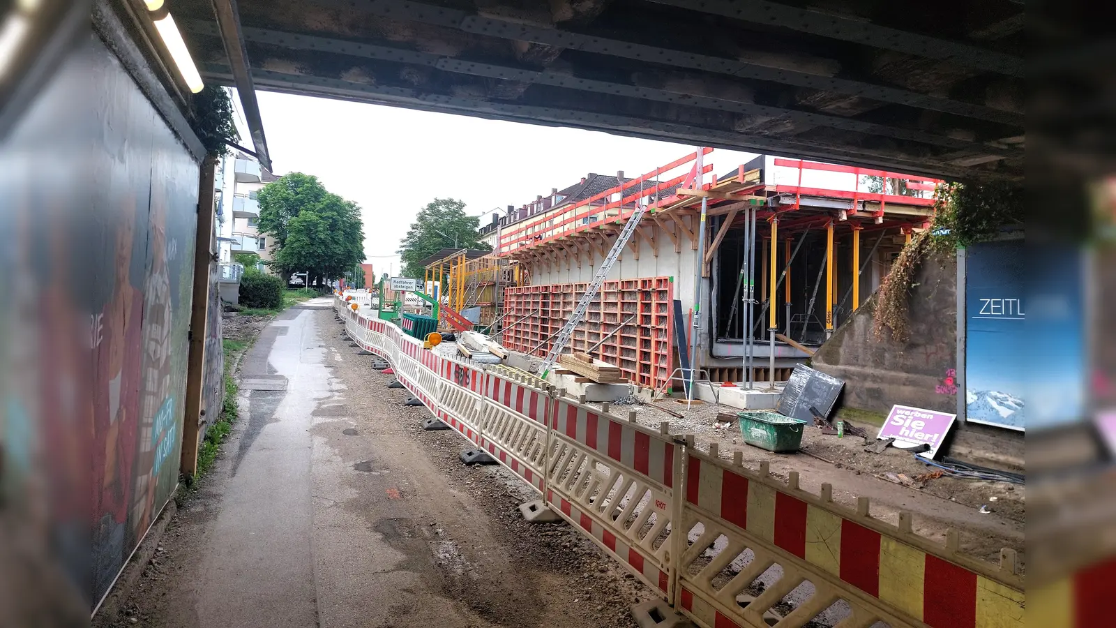 Bisher können Fußgänger und Radfahrer die Bahnbrücke an der Dachauer Straße trotz Baustelle passieren. Vom 3. bis 14. Juni ist dies allerdings nicht mehr möglich.  (Foto: bas)