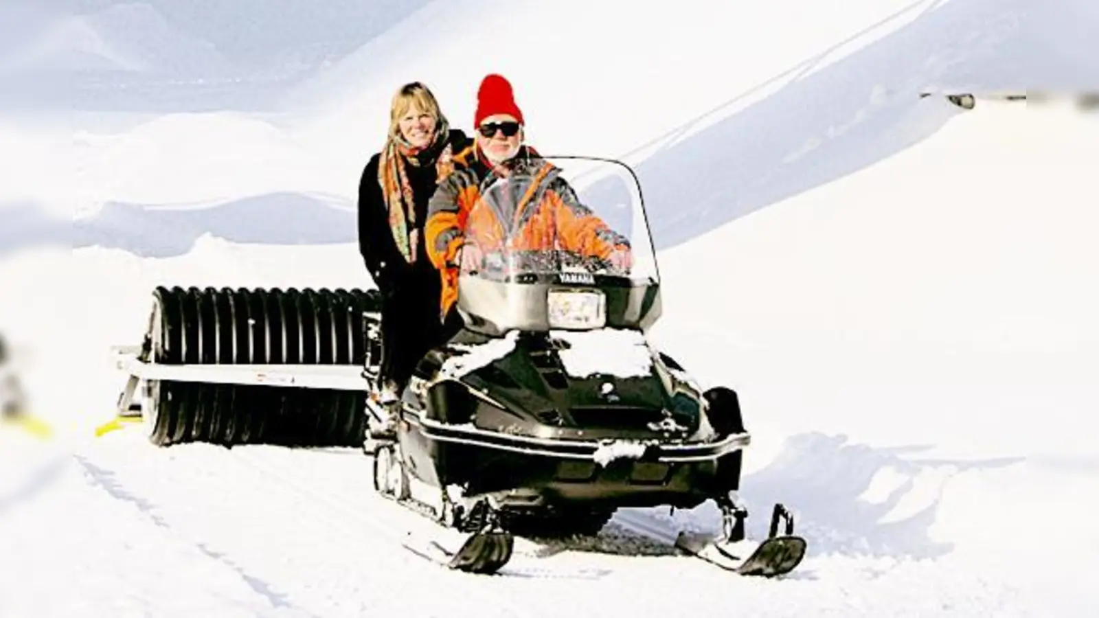 Bürgermeisterin Ursula Mayer legte zusammen mit Rudl Schmid die erste Loipe.  (Foto: Gemeinde)