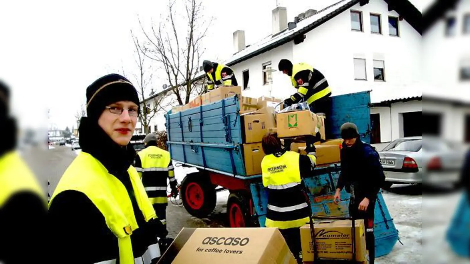 Kartons schleppen für einen guten Zweck war bei der Kirchheimer Feuerwehrjugend angesagt. 	 (Foto: VA)