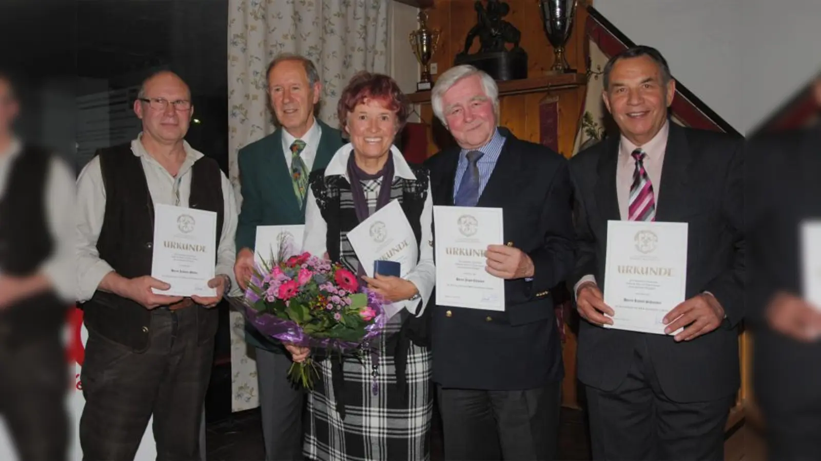 Für ihre langjährigen Verdienste um den ESV Neuaubing wurden geehrt: (von links) Johann Müller, Robert und Eugenie Kusma, Josef Thünker und Rudolf Schneider. (Foto: Eva Schraft)