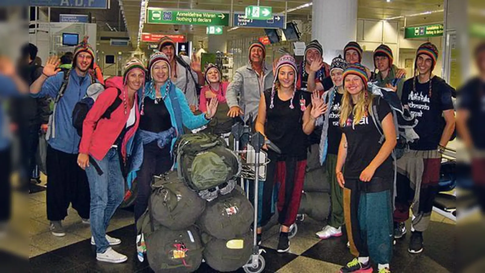 Zurück in München: Neun Schülerinnen und Schüler der Artur-Kutscher-Realschule waren gemeinsam mit ihren Lehrkräften Bianca Baur und Florian Kern sowie Schulleiterin Renate Lotterschmid im Himalaya unterwegs.	 (Foto: AKR)