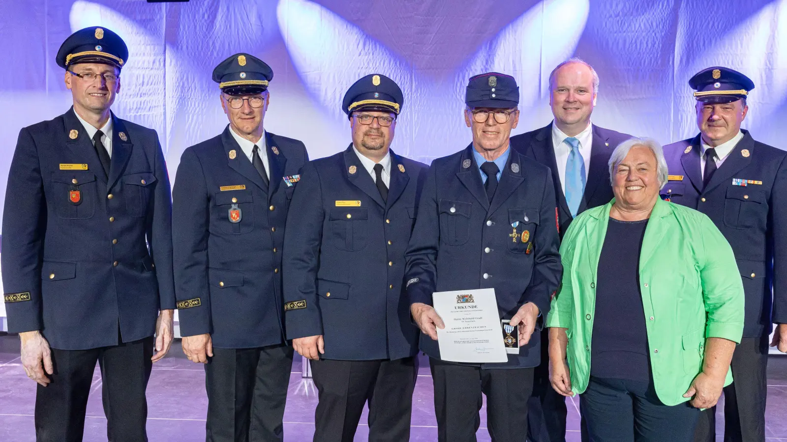 Für eine aktive Dienstzeit von 50 Jahren erhielt Willibald Gradl von derFFW Sauerlach das Große Ehrenzeichen des Freistaats Bayern. V.l.n.r.: Kreisbrandrat Harald Stoiber, Kreisbrandinspektor Andreas Englberger, Kreisbrandinspektor Robert Paul, Willibald Gradl, Landrat Christoph Göbel, Sauerlachs Bürgermeisterin Barbara Bogner und Kreisbrandinspektor Dr. Markus Hardi. (Foto: Robert Kiderle)