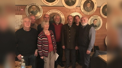 Die Vorstandschaft: Reinhold Hennes, Karl Feigl, Kurt Steger, Herbert Breitenberger, Jürgen Herold, Josef Lechner (hinten von links), Richard Schmautz und Christa Müller-Kanz (vorne von links). (Foto: Morgensterschützen Breitbrunn)