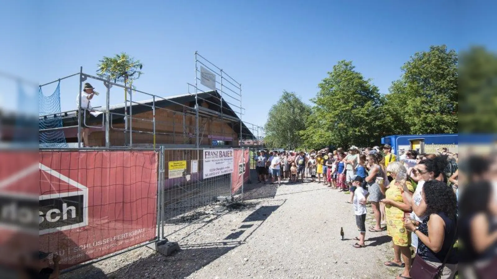 Seppi Bernlochner (links auf dem Dach) hielt den Richtspruch auf die Vorstandschaft. (Foto: pst)