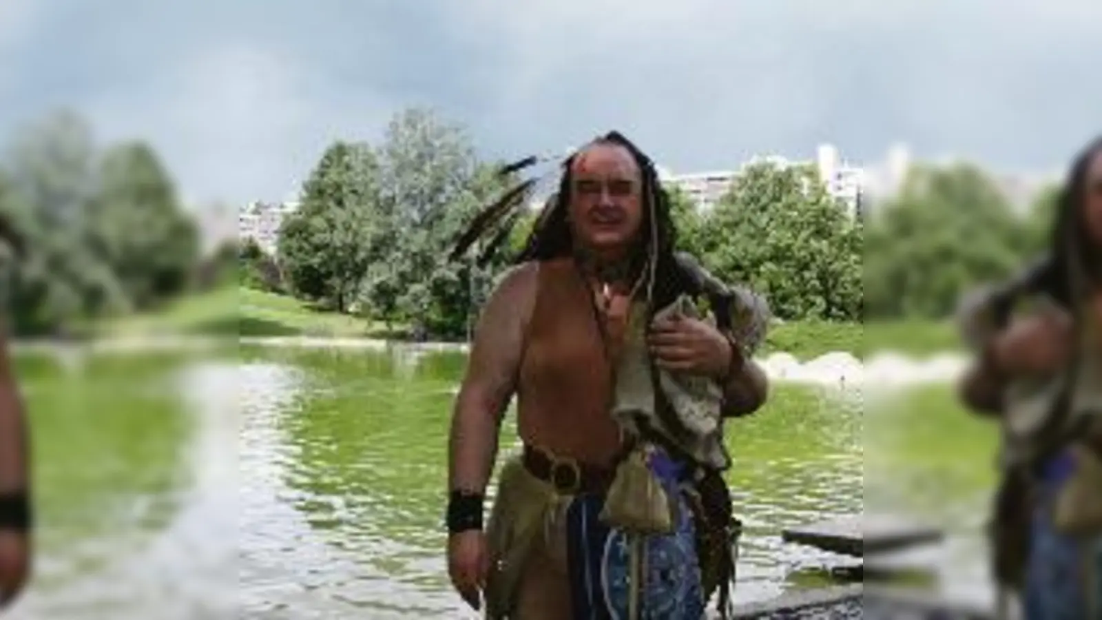 Willy Michl am Nadisee im Olympischen Dorf. Seine Lebensgeschichte war seit den Olympischen Spielen lange Zeit eng mit dem Olympiagelände verknüpft. Jetzt tritt er wieder einmal dort  (auf.Foto: em)