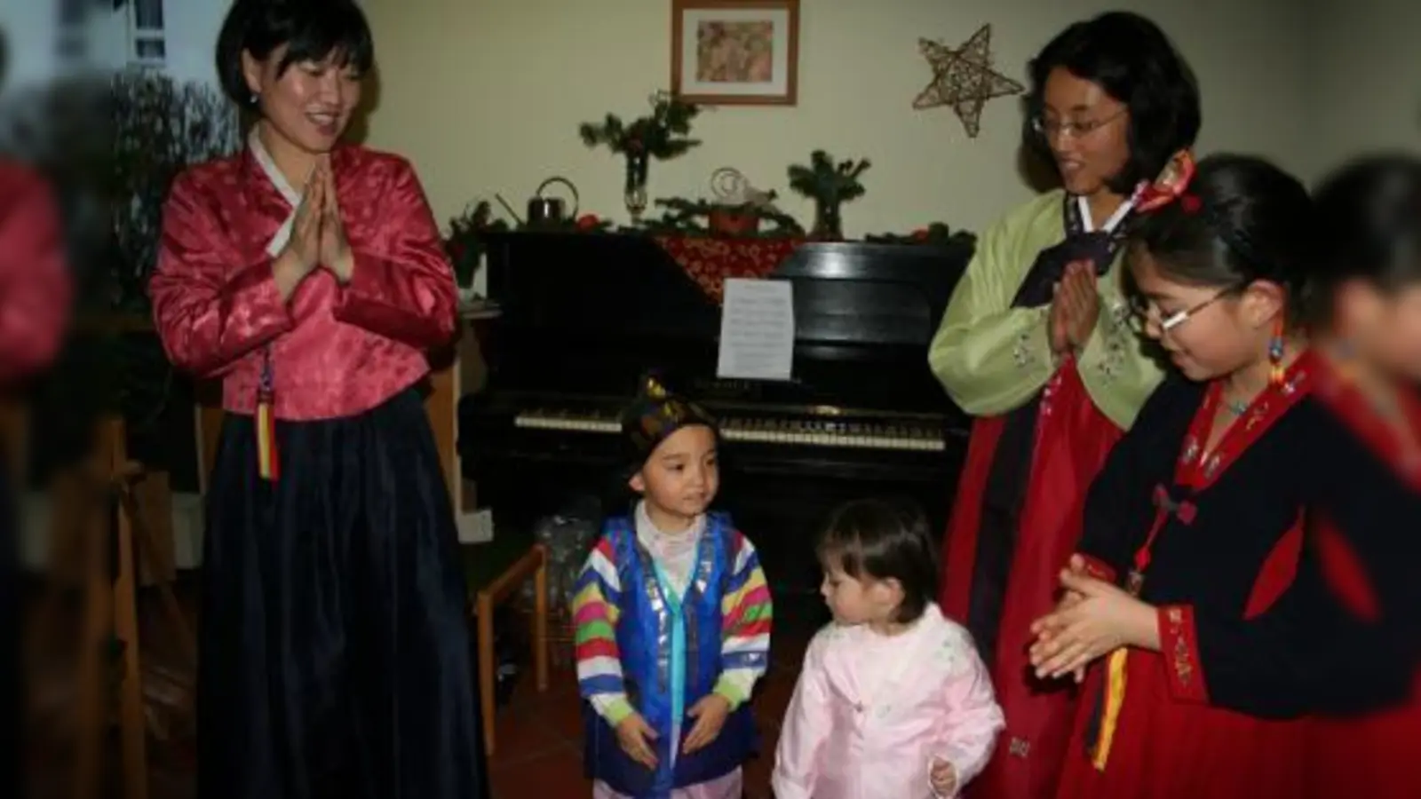 Spielten und sangen gemeinsam ein koreanisches Weihnachtslied: (v.l.) Keunhae Park, Daniel und Marie, Yunchong Bang und Yasmin (Foto: tg)