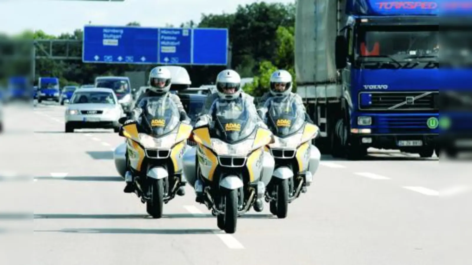 Wieder auf Stau-Patrouille: die bayerischen ADAC-Stauberater. Bis 13. September sind sie Ansprechpartner für die Autofahrer auf dem Weg in den Süden und zurück nach Hause. (Foto: ADAC)