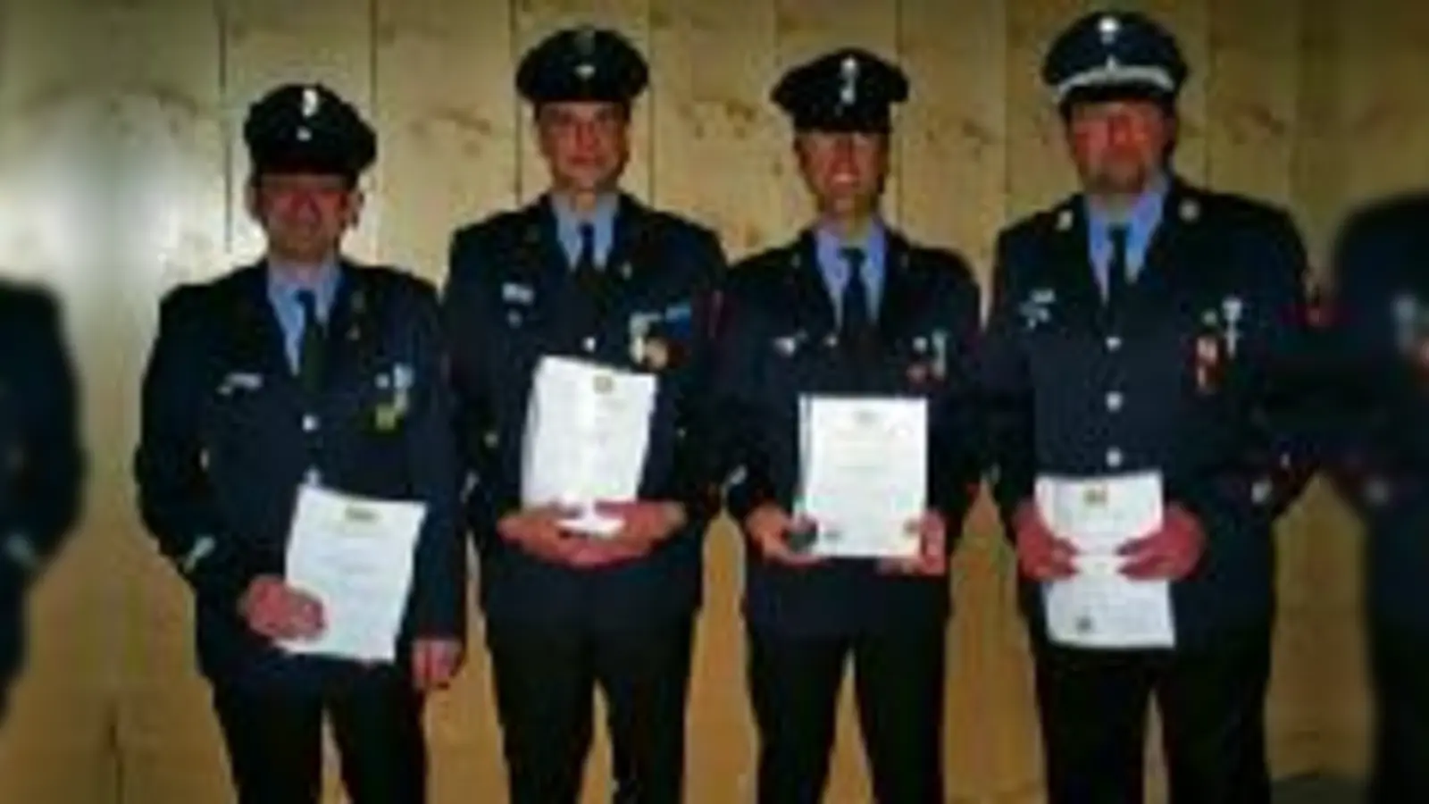 Erwin Binder, Herbert Hicker, Andreas Bühler und Christian Schweiger präsentieren die Auszeichnungen für 25 Jahre ehrenamtliches Engagement.  (Foto: FF Garching)