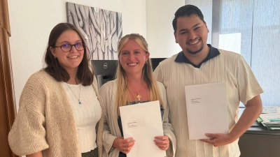 Ausbildungsleitung Corinna Mahr (links) freut sich mit Jasmin Palesch und Veysel Tastemur über den erfolgreichen Abschluss. (Foto: Gemeinde Hohenbrunn)