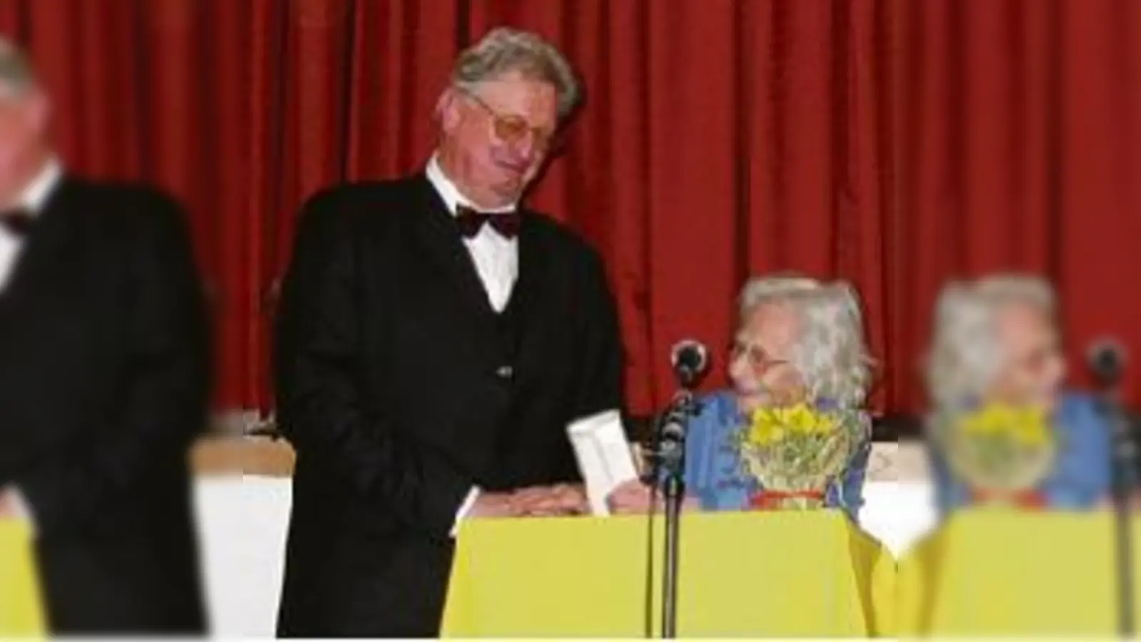 Arno Bock mit seiner Vorgängerin Lotte Wetter (97) bei seiner Verabschiedung.	  (Foto: Privat)