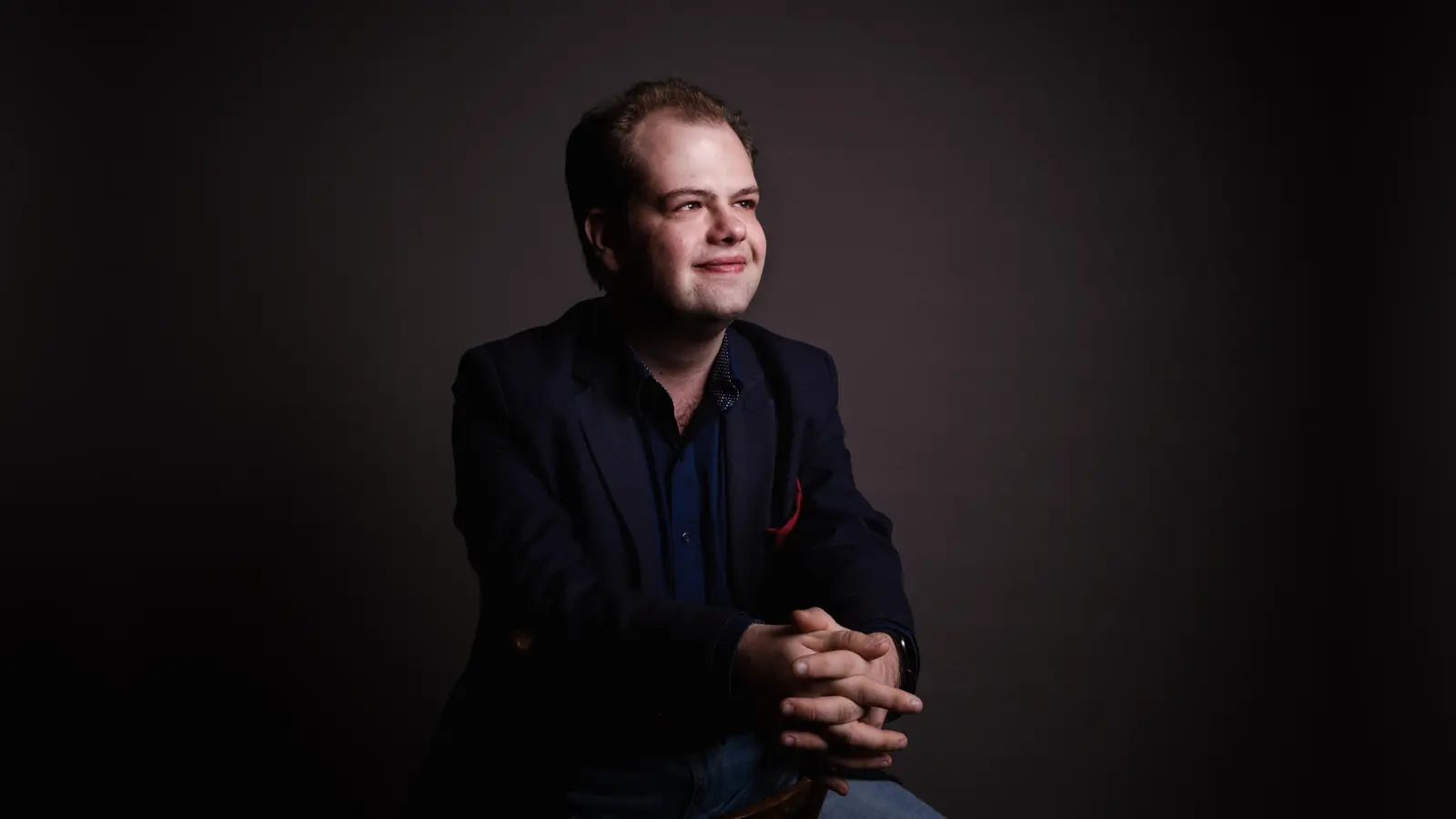 Simon Holzwarth spielt in Kirchen und Konzertsälen in ganz Europa. Neben der Tätigkeit als Kirchenmusiker an der Evangeliumskirche München ist er seit Juli 2022 bei Klaus Geitner als Kirchenmusiker im Praxisjahr an der Himmelfahrtskirche München-Sendling tätig. (Foto: Jacob Schad )