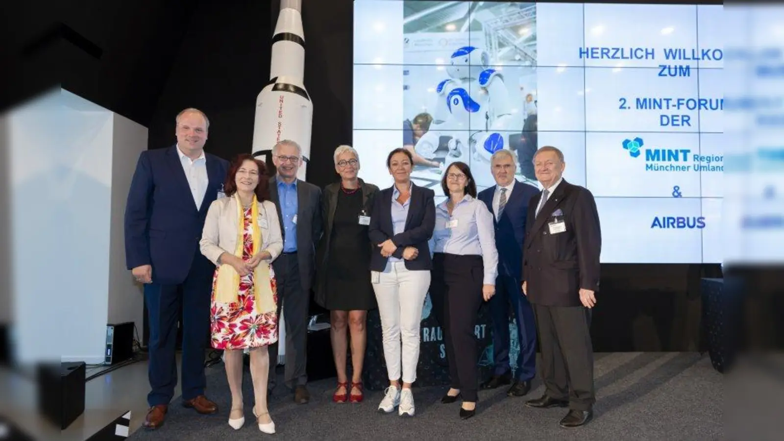 Freuten sich über die gelungene Veranstaltung (von links): Landrat Christoph Göbel (Landkreis München), stellvertretende Landrätin Marianne Klaffki (Landkreis Dachau), Johann Liebl (Wirtschaftsförderung Landkreis Dachau), Martina Neubauer (Leiterin Referat für Chancengleichheit und gesellschaftliche Potentiale im Landratsamt München), Chantal Jonscher (Airbus Standortleiterin Ottobrunn/Taufkirchen), Renate Heese (MINT-Managerin der MINT-Region Münchner Umland), Ministerialdirigent Adolf Präbst (Bayerisches Staatsministerium für Unterricht und Kultus) und Robert Schmucker (Professor am Lehrstuhl für Raumfahrttechnik der Technischen Universität München). (Foto: Marion Custred / Alpensektor)