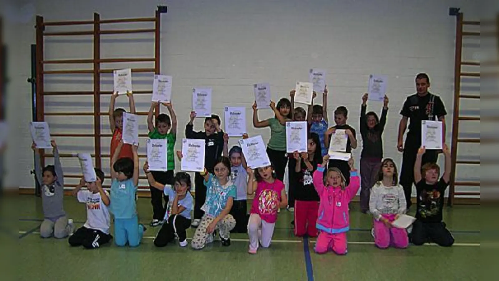 Diese Kinder wissen nicht nur durch die Urkunde, wie »stark« sie sind  der Selbstverteidigungskurs hat es ihnen gezeigt. 	 (Bild: VA)