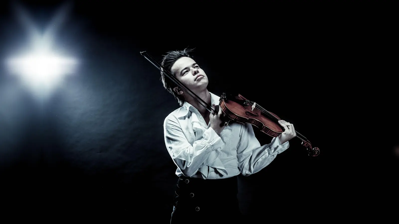 In Kasachstan als Sohn einer Familie mit tatarisch- weißrussisch-koreanischen Wurzeln geboren, begann Kim sein Violinstudium als Fünfjähriger. Heute konzertiert er weltweit und am 28. Oktober in der Allerheiligen Hofkirche. (Foto: Ira Weinrauch)