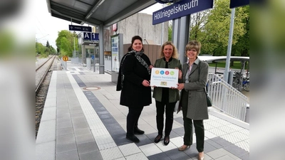 Umbau abgeschlossen (von links):  Mareike Schoppe, Leiterin Bahnhofsmanagement, Staatsministerin Kerstin Schreyer, sowie Zweite Bürgermeisterin Cornelia Zechmeister der Gemeinde Pullach. (Foto: StMAS)