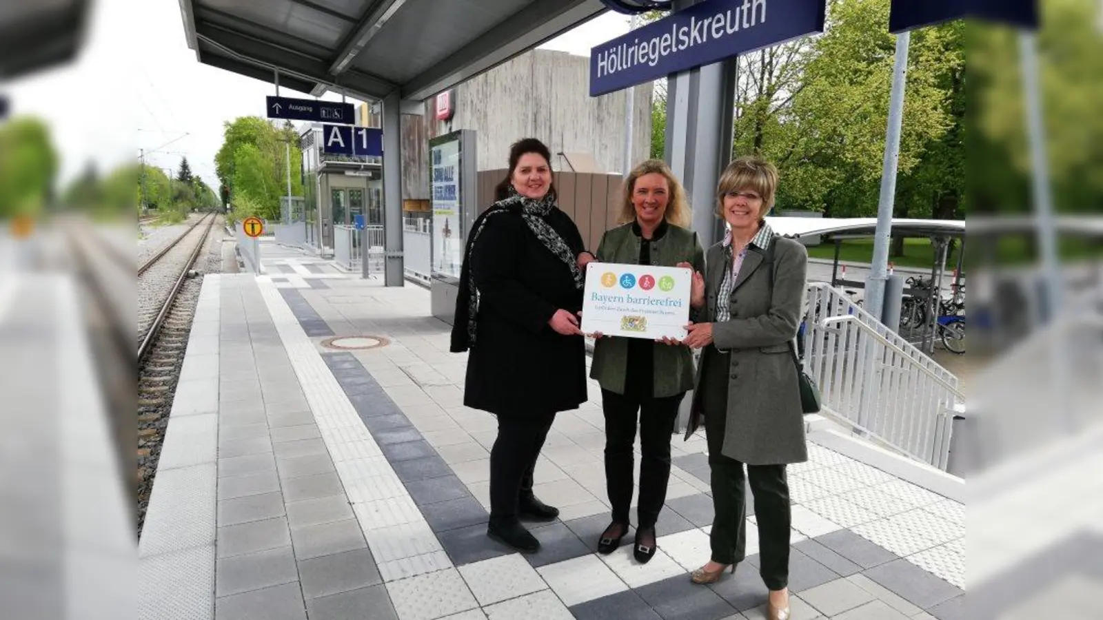 Umbau abgeschlossen (von links):  Mareike Schoppe, Leiterin Bahnhofsmanagement, Staatsministerin Kerstin Schreyer, sowie Zweite Bürgermeisterin Cornelia Zechmeister der Gemeinde Pullach. (Foto: StMAS)