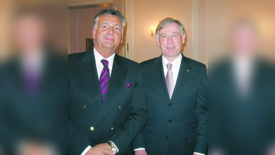 Der Münchner Hauptbrandmeister Michael Schmid (l.) mit Horst Köhler. (Foto: pi)