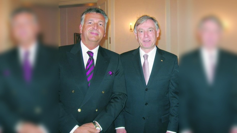 Der Münchner Hauptbrandmeister Michael Schmid (l.) mit Horst Köhler. (Foto: pi)