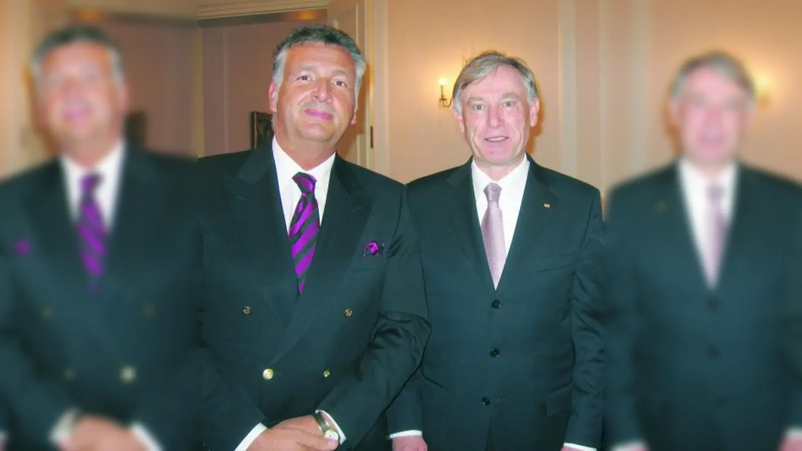 Der Münchner Hauptbrandmeister Michael Schmid (l.) mit Horst Köhler. (Foto: pi)