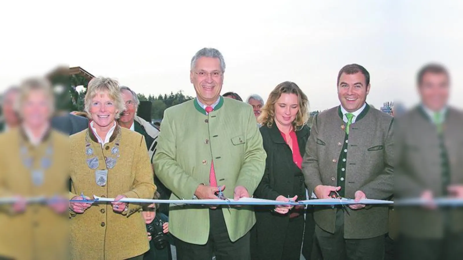 Bei der Eröffnung der Umgehungsstraße durchschneiden das Band (v. l.): Erste Bürgermeisterin Ursula Mayer, Innenminister Joachim Hermann, MdL Kerstin Schreyer-Stäblein und Bundestagsabgeordneter Florian Hahn. 	 (Foto: esm)