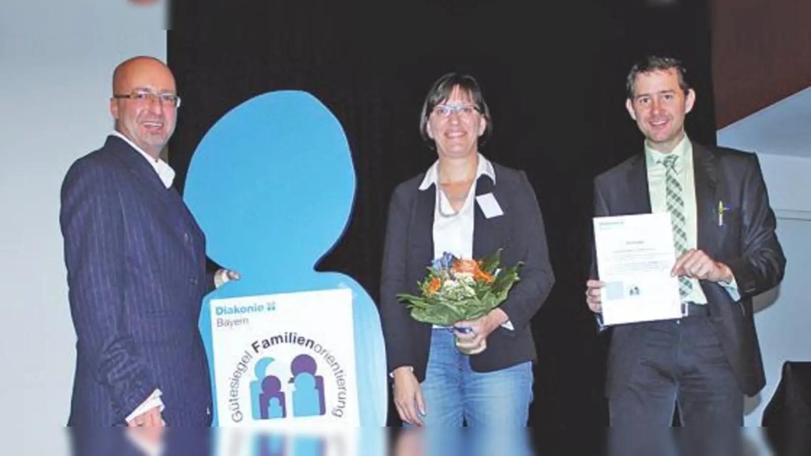 Über die Auszeichnung freuen sich (v.l.) Andreas Brantl (Diakoniestation West), Angelika Pfab (Geschäftsführerin des Evangelischen Pflegedienstes München) und Matthias Dimpflmaier (Diakoniestation Nord). 	 (Foto: Pflegedienst)