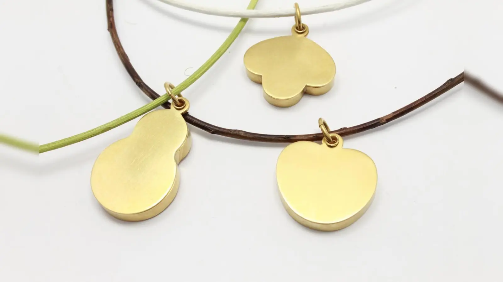 Schönen Schmuck – aber auch ausgefallene Dekorationsobjekte oder Keramik kann man bei der Kunsthandwerker-Ausstellung bewundern und kaufen. (Foto: Monika Vesely)