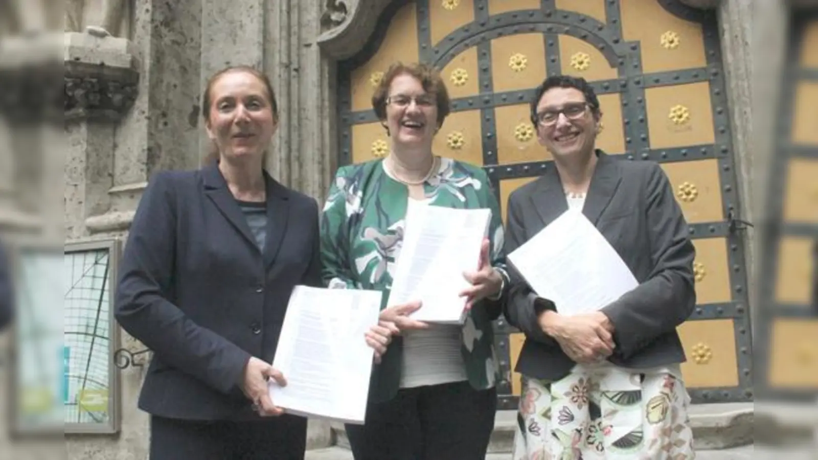 Baureferentin Rosemarie Hingerl, Dritte Bürgermeisterin Christine Strobl und Stadtschulrätin Beatrix Zurek (v. li.) präsentieren das 28 Millimeter starke Schulbauprogramm.	 (Foto: cr)