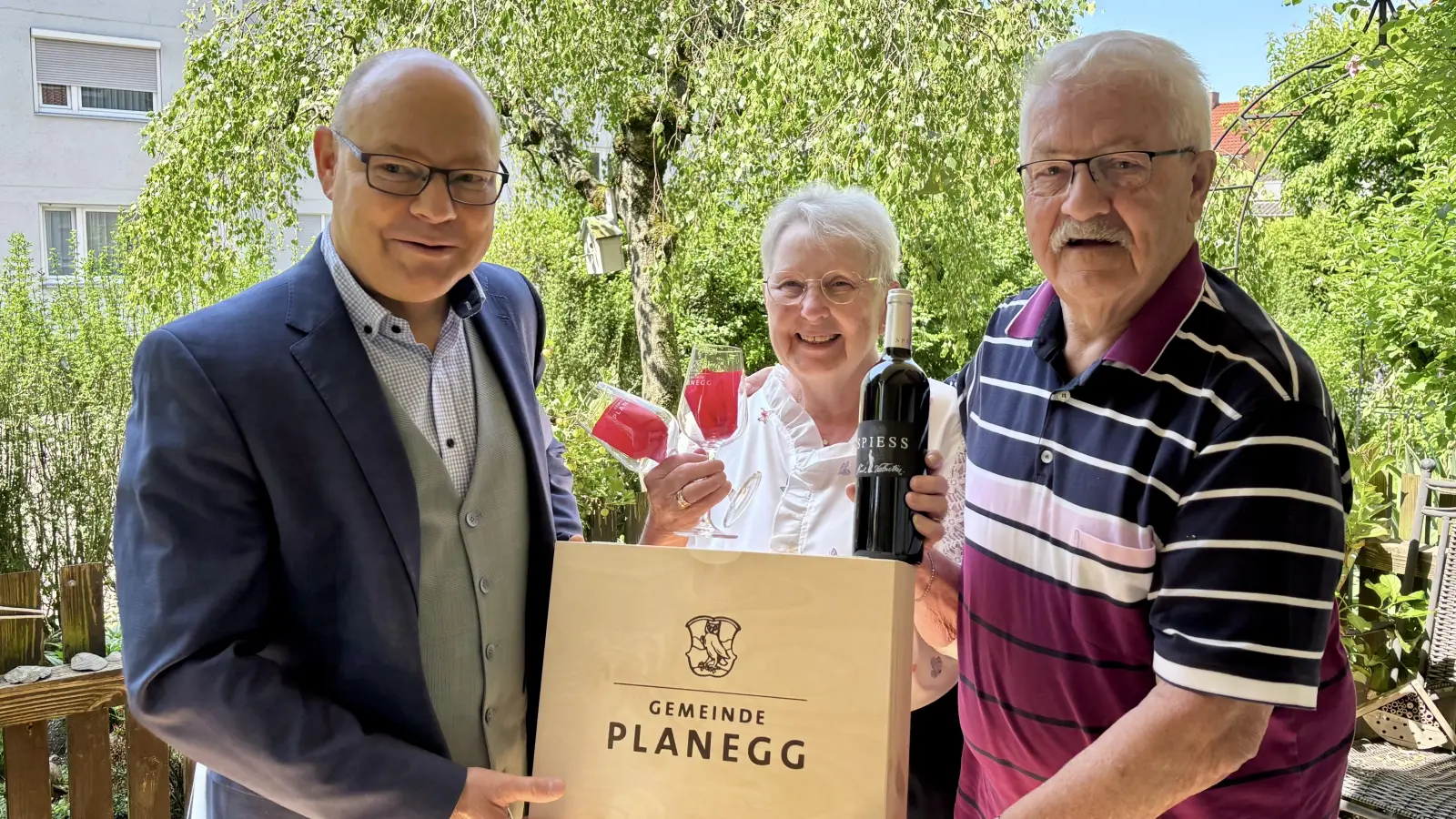 Bürgermeister Hermann Nafziger übergibt das Gemeindegeschenk an die Jubilare Monika und Siegfried Fuckner (v.l.). (Foto: Ulrike Seiffert)