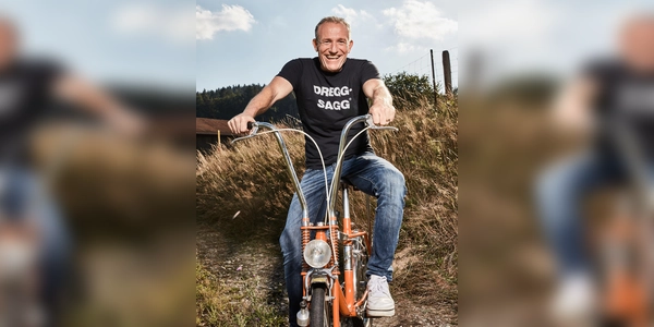 Kabarettist und Comedian Michl Müller tanzt den „Limbo of Life“. (Foto: Thomas Pfeiffer)