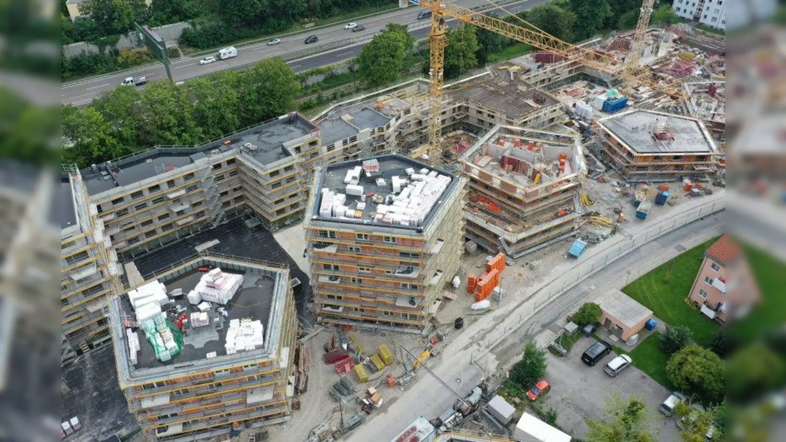Noch in diesem Jahr sollen die ersten Wohnungen der Gewofag in der Ludlstraße fertig sein. Die Schallschutzbebauung zur A 96 hin sorgt für eine ruhige Wohnlage. (Foto: Gewofag)