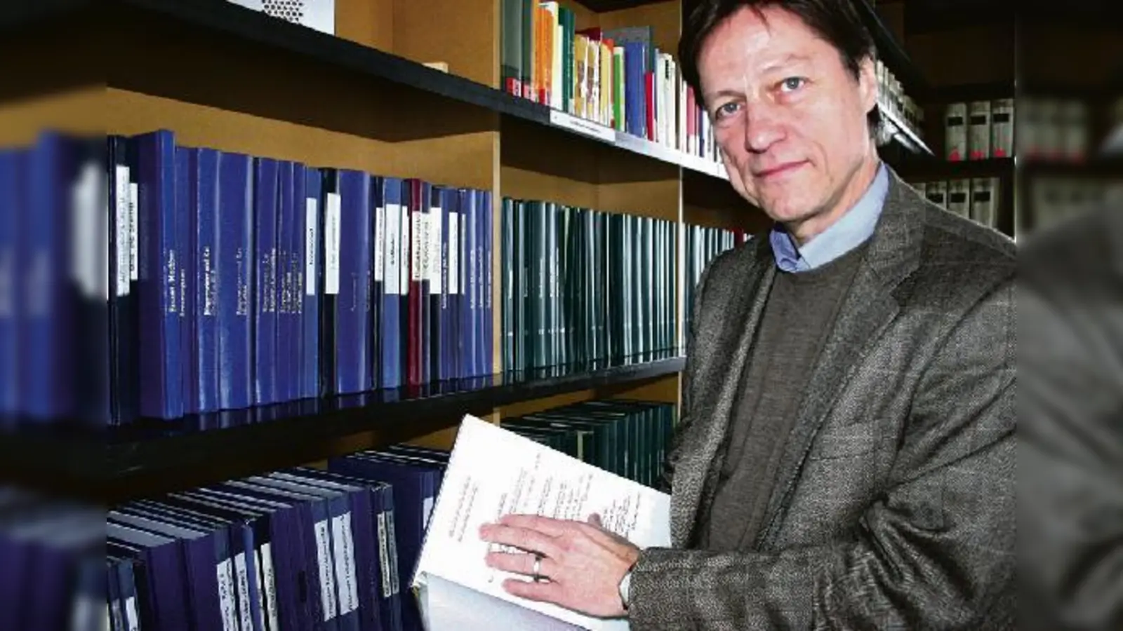 Michael Stephan, Leiter des Münchner Stadtarchivs, mit dem Schwabinger »Findbuch«, das alle Archivalien zum Stadtviertel enthält. 	 (Foto: ko)