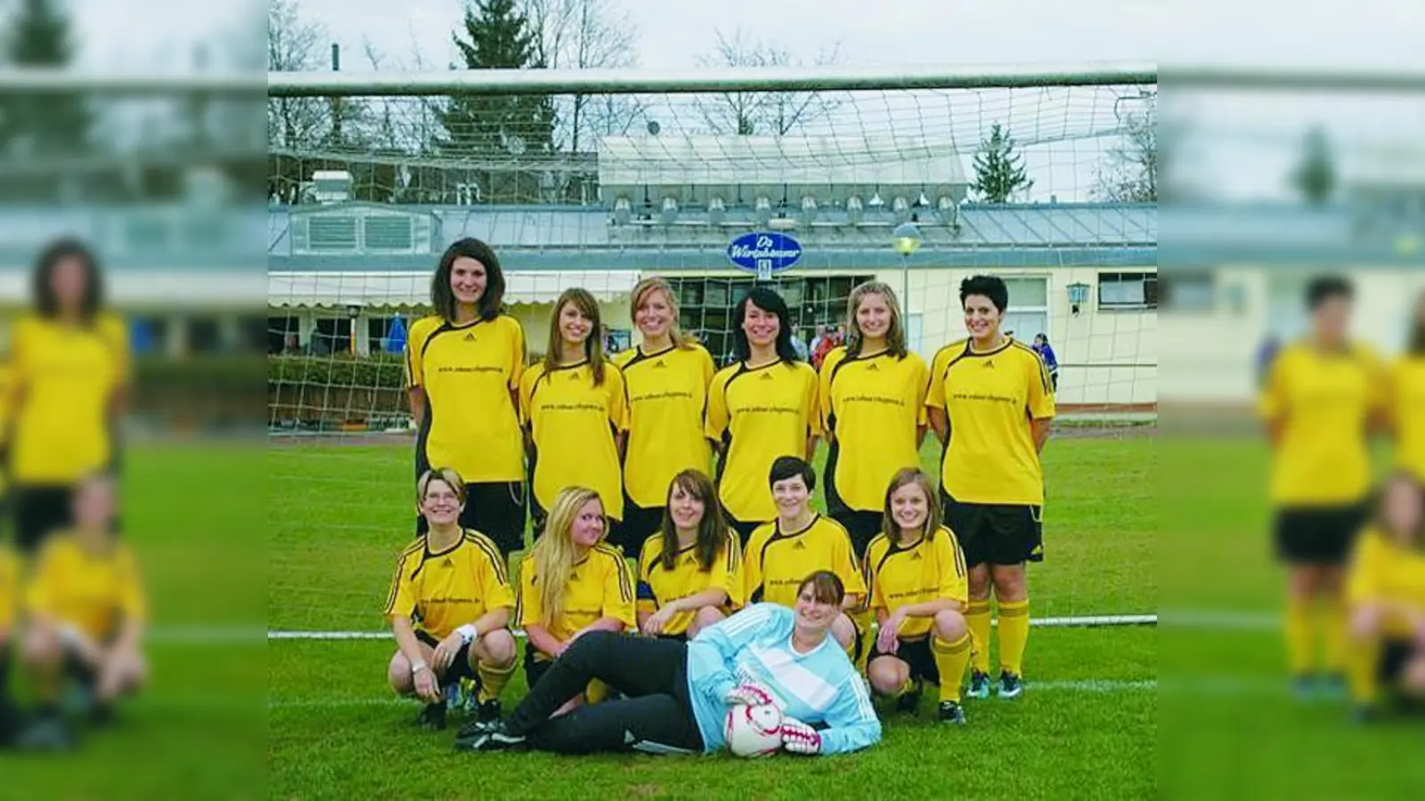 Die Frauenmannschaft der SF 03 Pasing: (von links nach rechts) hinten: Stephanie Ettl, Isabeller Amberger, Lisa Siegle, Maren Sorge, Lena Ittmann, Katia Lecce; vorne: Mareike Kroeze, Mara Stadler, Daniela Rätzel (C), Melanie Tsepesidou, Vivien Köhler; liegend: Jana Wrzesniowski<br>fehlt: Julia und Ina Gautsch. (Foto: pi)