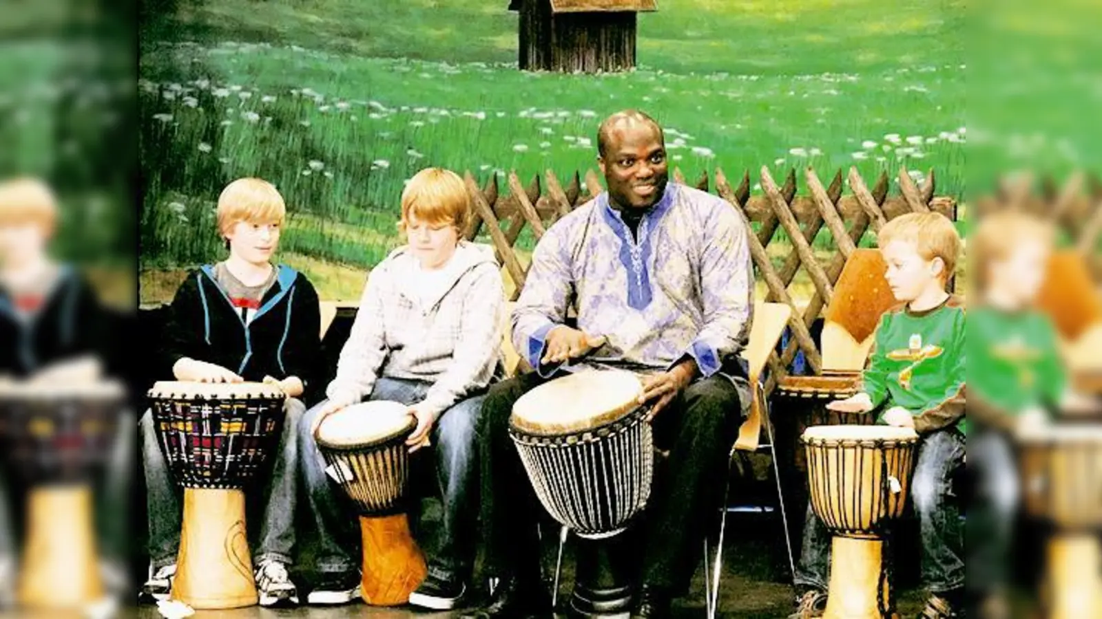 Trommel-Workshop: Tola Sholana zeigt den Kindern und Jugendlichen wie es geht. 	 (Foto: gh)