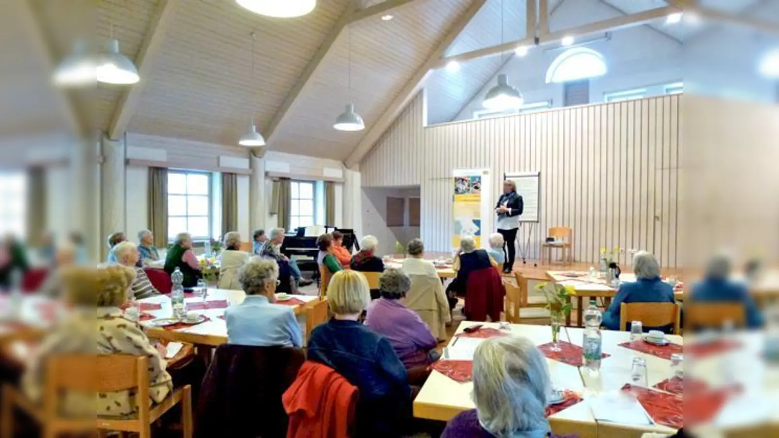 Ernährungsberaterin Jaqueline Rosenbaum informierte die Senioren über Ernährung.	 (Foto: VA)