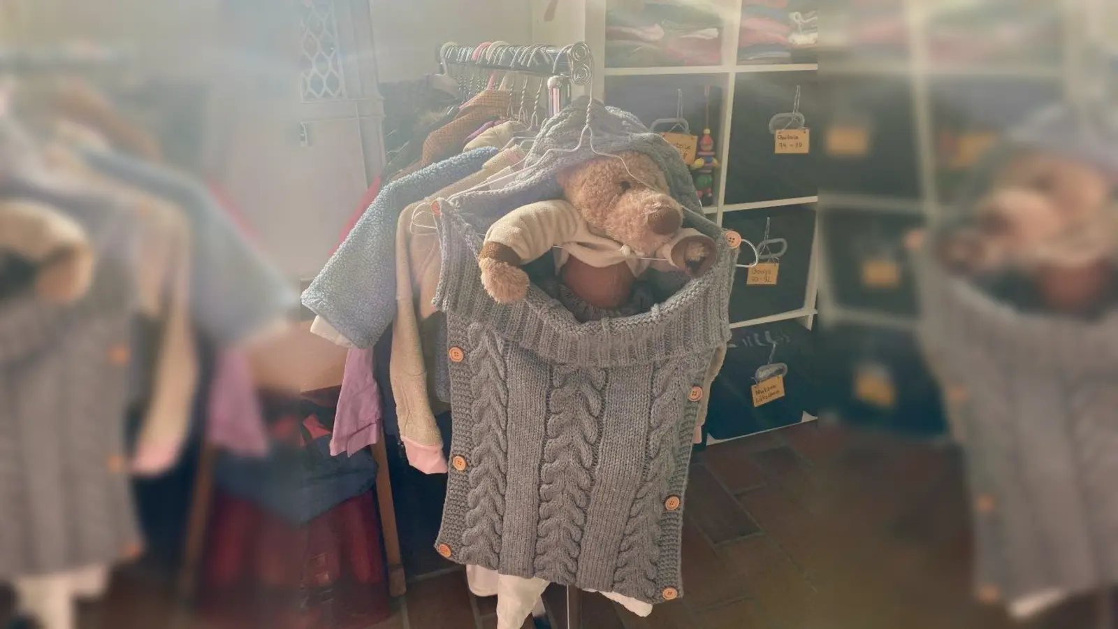 Liebevoll werden die Dinge für den Verkauf angeordnet. (Foto: pst)