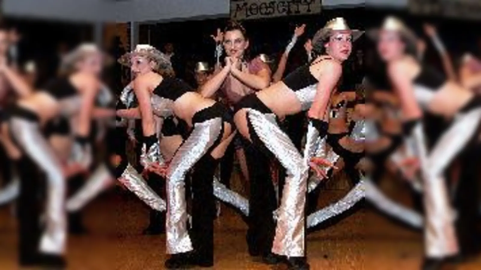 So sexy ist Fasching in Hallbergmoos: Die Garde ist ein echter Hingucker.  (Foto: ba)