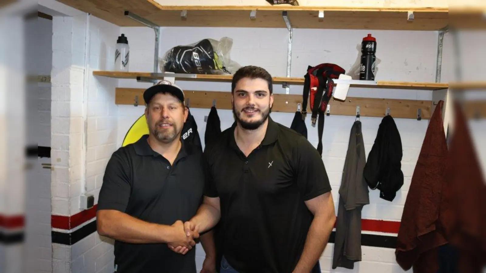 Zweiter Vorstand Tobias Ende (links) begrüßt Martin Lidl bei den Peißenberger Eishacklern. (Foto: Eishackler Peißenberg)