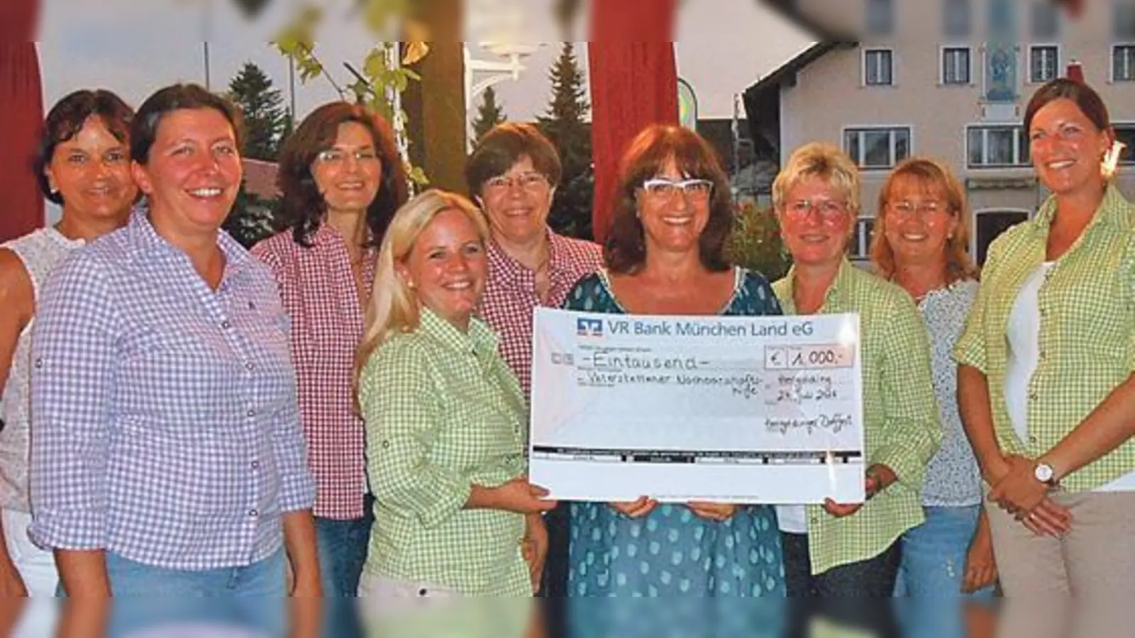 Auch am Abend immer noch mit viel guter Laune: Hergoldinger Stammtisch-Damen übergeben 1000 Euro an die Leiterin der Sozialstation der NBH Bärbel Kleinwegen (4.v.r.). 	 (Foto: privat)