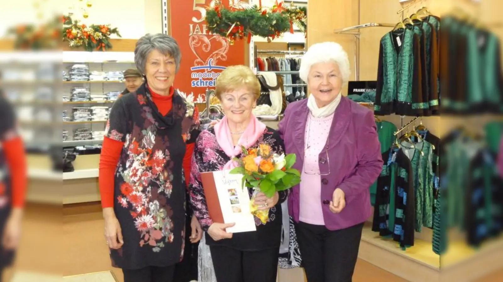 Maria Waitzenauer (m.) ist die glückliche Gewinnerin des Preisrätsels, das das Modehaus Schreiner (Renate Schreiner, (l.) und Susanne Höhn (r.) zum 50-jährigen Jubiläum veranstaltete. (Foto: BK)