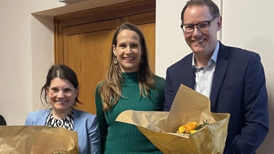 Die Zweite Bürgermeisterin Johanna Zapf (Bildmitte) begrüßte im Namen der Gemeinde das neue Sprecherteam, bestehend aus Franziska Söltl und Tim Ernst. (Foto: hw)