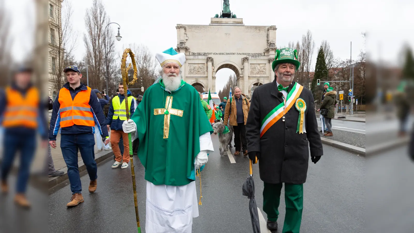 St. Patrick (links) führt die Parade an. Der irische Nationalheilige wird vom Münchner Wolfgang Schramm verkörpert. Rund 1400 Teilnehmer marschieren diesmal mit. (Foto: Stephan Rescher)