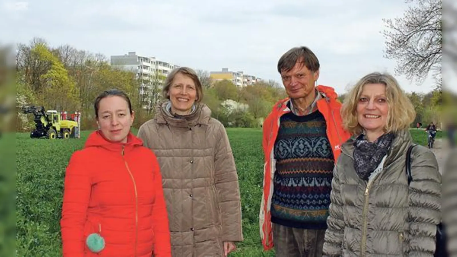 Der Vorstand des neu gegründeten Vereins vor dem künftigen Krautgarten. Von links nach rechts: Maria Busygina, Silke Tegeler, Jürgen Tegeler und Lydia Wallerer.	 (Foto: js)
