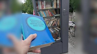 Des Reichskanzlers umstrittene Memoiren im Bücherschrank an der Münchner Freiheit. (Foto: job)