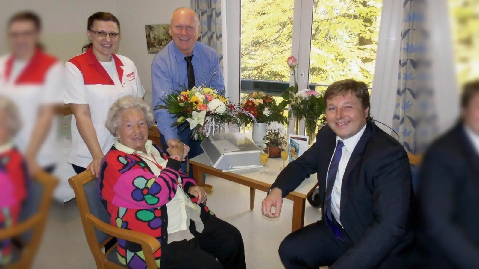 Paula Köppl (links) mit Stadtrat Jens Röver und Anica Juraic (Leitung der sozialen Betreuung) und Direktor Vlado Bjelkanovic (beide stehend). (Foto: pi)