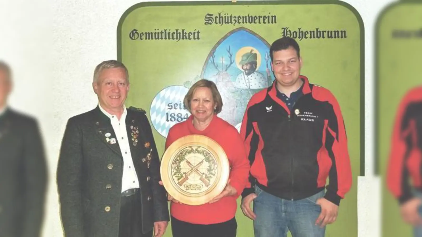 Schützenmeister Lothar Birkner darf dieses Mal seiner Frau Elisabeth Birkner (54,4 Teiler) als Gewinnerin der Endscheibe gratulieren. Gestiftet wurde sie von Klaus Hammerschick. 	 (Foto: VA)