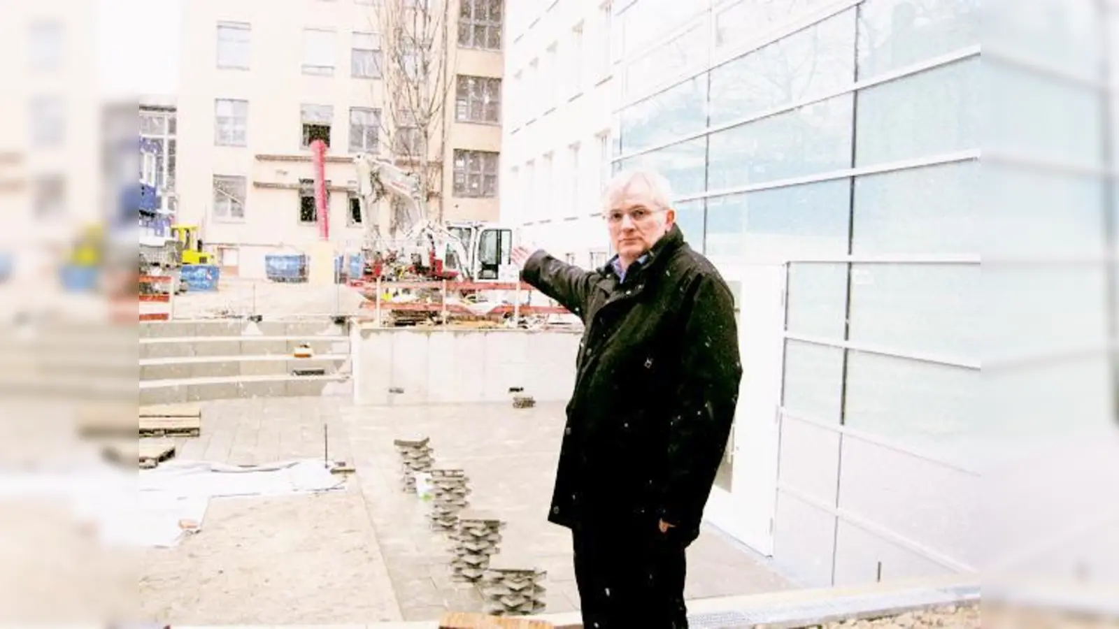 Die Umbauarbeiten auf dem Schulhof des »Gisela« verschärfen die Situation für die Lehrer zusätzlich, erläutert Personalrat Konrad Ossiander. 	 (Foto: au)