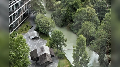 Moderne Büroarchitektur steht im Tucherpark, einem in Bayern einzigartigen Ensemble, in Einklang mit der Natur. Doch bald könnte sich das ändern... (Foto: Claudia Mann)